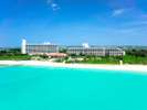 宮古島東急ホテル＆リゾーツ：真っ白な砂浜と眩しいほどの美しいエメラルドグリーンの海がすぐ目の前！