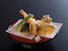 季節の天ぷら※揚げ物は、お客さんの箸の進み具合を見計らってあげたてをお持ちします。