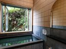 【202】内風呂。お風呂は温泉で滞在中は何度でも。