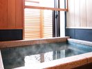 【リニューアル★302】温泉内風呂。デッキ付の温泉露天風呂もあり、温泉を堪能できます。