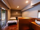 【303】海が望めるテラスが付いた洋室。お風呂は2面をガラス戸に囲まれた半露天。(最大2名様まで)