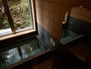 【202】内風呂。お風呂は温泉で滞在中は何度でも。
