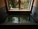 【202】内風呂。お風呂は温泉で滞在中は何度でも。