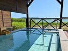 ■【男性露天風呂】柴山潟を望むこの浴槽は石川では珍しい立ち湯