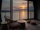 角部屋からは朝日が昇る湖畔を一望できます。