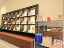 【売店商品】ご当地のお土産や大浴場備え付けのアメニティの販売もございます。
