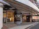 【エントランス】品川駅高輪口を出て交差点を渡り、柘榴坂(ざくろざか)を上ると当館がございます。