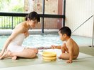 大浴場は足に優しい畳敷きなので、お子様にも安心