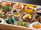 名物のワタリガニが入った味噌汁とおかずがいっぱいの和朝食