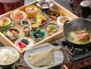 名物のワタリガニが入った味噌汁とおかずがいっぱいの和朝食