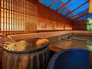 ◆信楽焼の2階露天風呂◆頬を撫でる夜風と、肌を包む優しいお湯で身も心も癒される“至福”のひと時――
