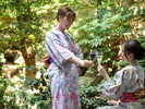 木漏れ日の中庭で、グラスを傾ける昼下がり