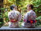 風の通る中庭のベンチで、時間を気にせず過ごす