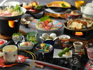 先付から順に、旬をひと皿ずつ味わう宝生亭会席
