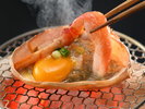 甲羅をそのまま器にして、卵を落とすカニの甲羅焼き