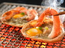 炭火にかけたまま卓へ。熱いうちに箸をつけたい一品