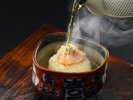 最後に出汁を注いで仕上げる。湯気ごと味わうひと品