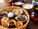 お部屋でいただく朝食(竹かごの小鉢)。お部屋食の朝食は竹かごに小鉢を盛ってお運びします