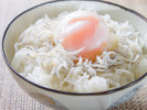 当館自慢の釜揚げしらすに温泉たまごをのせて