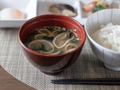 炊き立てご飯のお供は有機大豆使用のお味噌汁