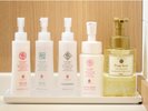 脱衣場洗面台に化粧水等スキンケア用品ご用意しております。