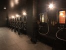 待たずに使える、広々とした洗い場を完備。