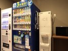 24時間利用可能な自販機・製氷機コーナー