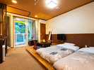 【和風ツインルーム】シングル布団を2つご用意しております。テラスには自家源泉の露天風呂付。
