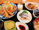 【夕食一例:おまかせ定食】日替わりのおまかせ定食で、連泊でも飽きません♪