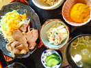 【夕食一例】旅のひとときを彩る、バランスの取れた和やかな献立です