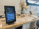 【ロビー】多言語対応のチェックインタブレット。スムーズな手続きでスマートな旅の始まりを。