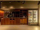 【11階ドリンクバー】ビール・ワイン等のお酒類やソフトドリンクをお楽しみ頂けるセルフドリンクコーナー