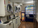 ベンダーコーナー、各種ドリンク・コインランドリー設置、長期宿泊でも安心です