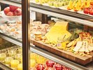 「LOKAL HOUSE」朝食ブッフェテーブル