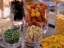 朝食ビュッフェ|みずみずしく、色鮮やかに揃えた新鮮野菜のサラダバーをお楽しみください。