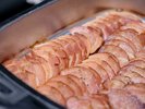朝食ビュッフェ|職人の手による炭火燻製で香り豊かな味わい。北海道トンデンファームベーコン。