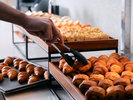 朝食ビュッフェ|こだわりの「自家製焼きたてパン」。香ばしい香りに包まれる、特別な朝のひとときを。