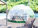・【ドームテント・セントルシア】屋根付きのテラスで日差しが強い日や雨の日でも、デッキで休憩できます