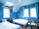 Room_207_海をテーマにした人気の角部屋。窓から海が見えます