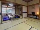【お部屋】街側|二間続き和室(20畳)/3世代でのご旅行にいかがですか?
