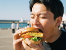 ホテル近くで小松島バーガーを堪能!※イメージ