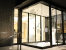 玄関:24:00〜6:00の間施錠いたしますが、ルームキーでご入館いただけます。