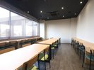 食事会場:カウンター席とテーブル席をご用意しております。