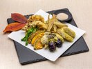 【朝食 | 秋メニュー】秋野菜の天ぷらとちくわの磯部揚げ※画像はイメージです