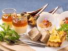 前菜はチェックイン時にご用意いたしますので、ご到着後すぐにお楽しみいただけます。