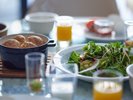 サラダやスムージーなど洋朝食をご用意いたします。