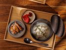 朝食メニュー例:白米と大麦をブレンドしたご飯にオニオンスープをかけた朝の体内を整える一品