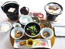 旅館の朝ごはん。地元のものを中心にご飯がすすむ!食後は別フロアのドリンクコーナーでまったりと。