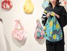 ふろしきバッグの作り方をスタッフがレクチャーします