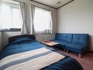 #カジュアルツイン 大きな窓から光が差し込む、明るく快適なお部屋です。